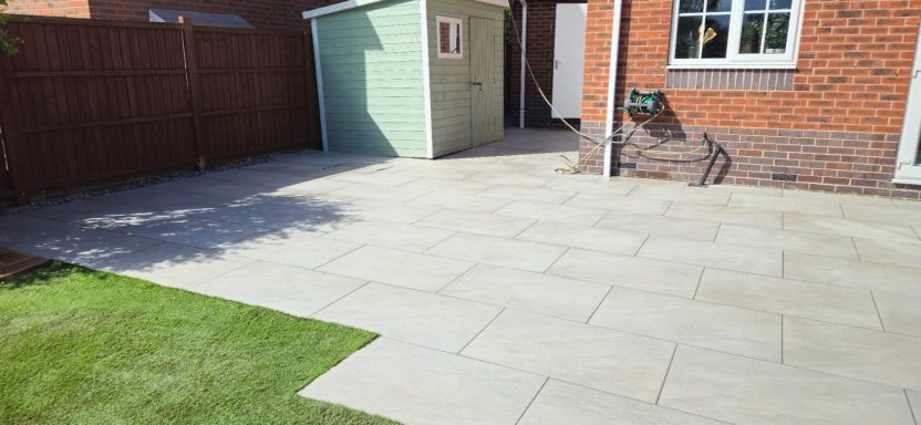 Porcelain, Composite decking, Aluminium pergola, screened fence